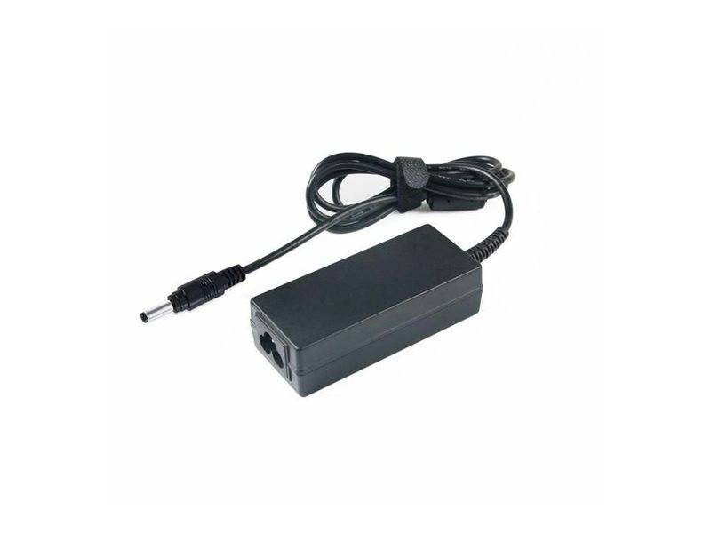 Schwarzer Stromadapter mit angeschlossenem Kabel und Zylinderstecker auf weißem Hintergrund.