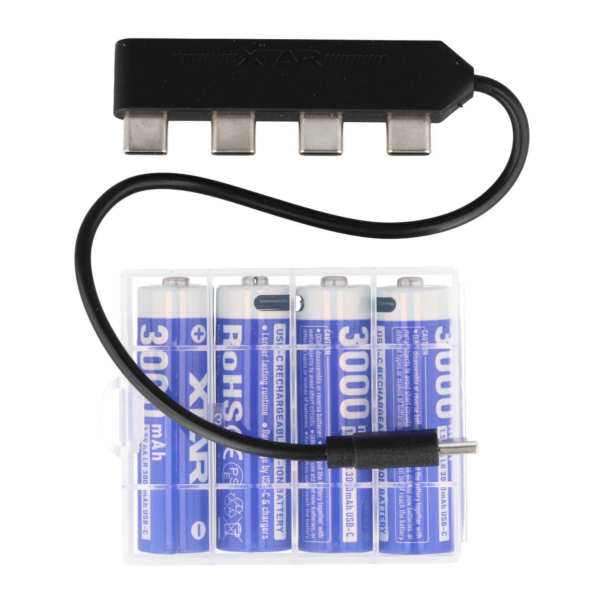 Batterieladegerät mit vier wiederaufladbaren AA-Batterien in einem transparenten Gehäuse und einem schwarzen USB-Kabel, das mit einer 4-Slot-Ladestation verbunden ist.