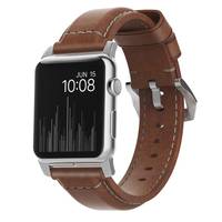 Silberne Smartwatch mit braunem Lederarmband, in schrägger Vorderansicht dargestellt und zeigt 10:08 und 15. JUN auf dem Bildschirm.