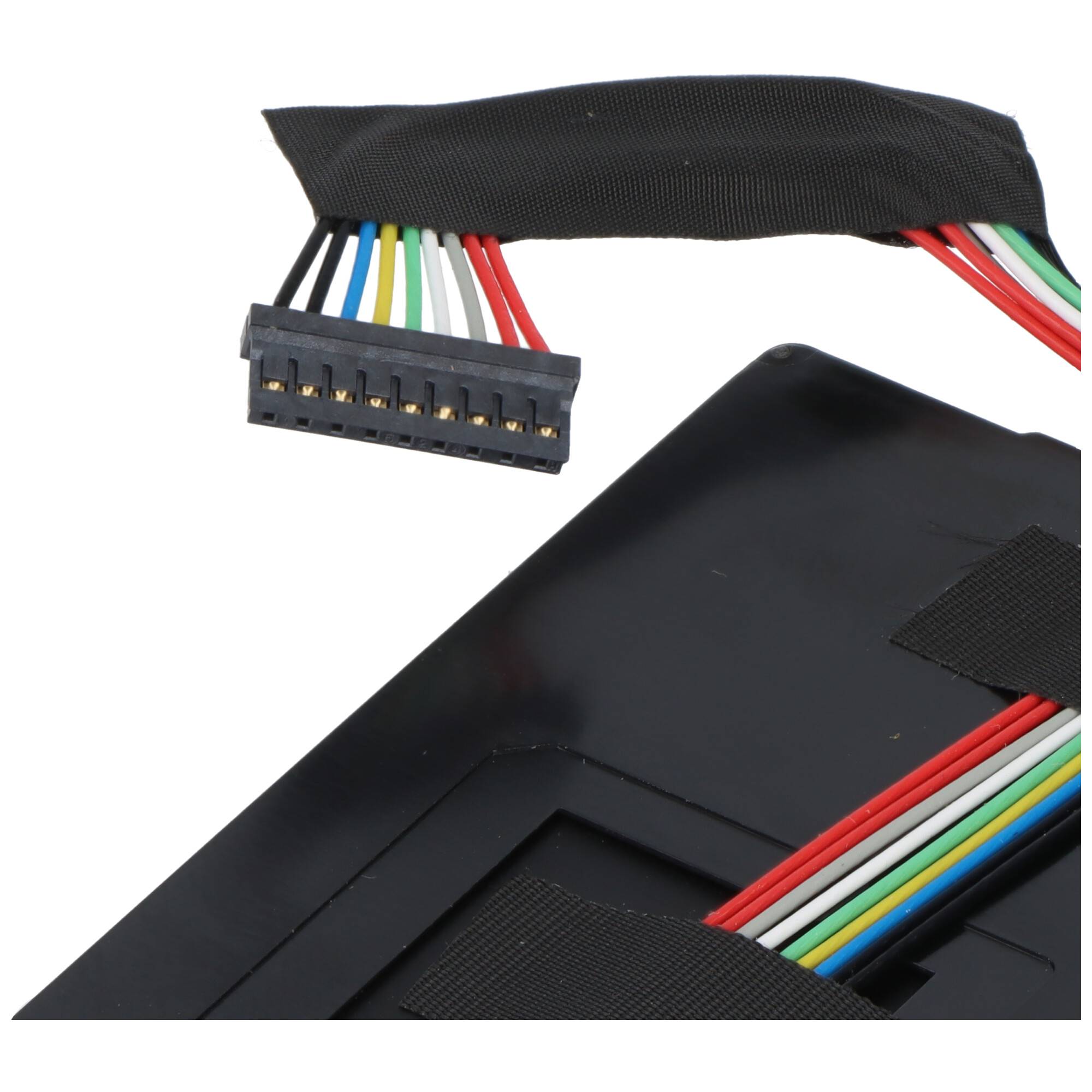 Nahaufnahme eines schwarzen Flachbandkabels mit einem mehrpoligen Stecker und gebündelten mehrfarbigen Drähten, vermutlich Teil eines elektronischen Geräts oder einer Verkabelungsanlage.