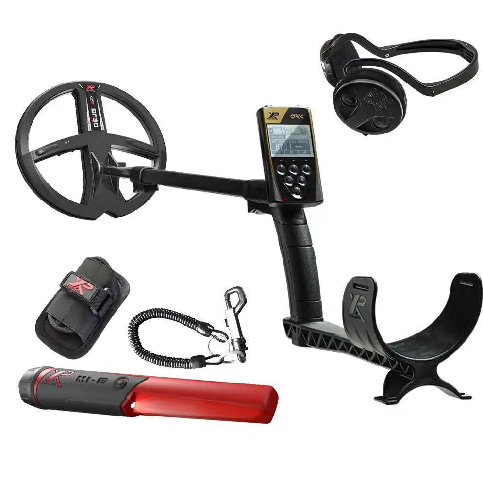 Metalldetektorset mit Suchspule, Kontrollbox, Kopfhörern, Transporttasche, angebundenem Clip und rotem Pinpointer auf weißem Hintergrund.