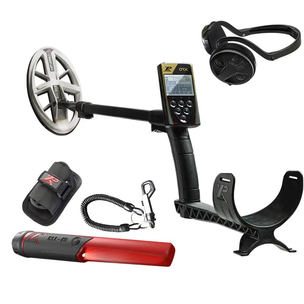 Metalldetektor-Set mit Display, Suchspule, Kopfhörern, Tragetasche, Halsband und Grabungswerkzeug auf weißem Hintergrund.