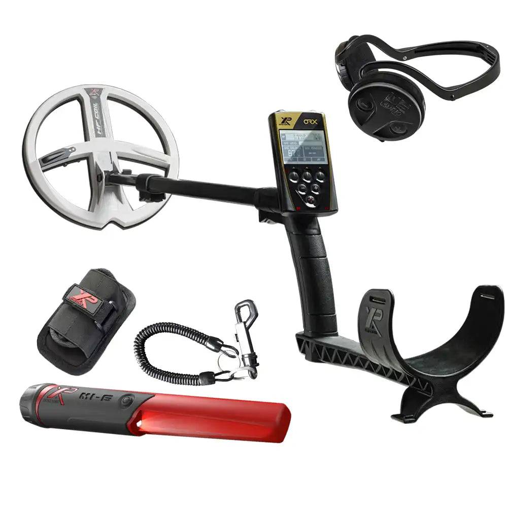 Metalldetektoren-Kit mit Display, Suchspule, Kopfhörer, Tragetasche, Tether und rotem Pinpointer auf weißem Hintergrund.
