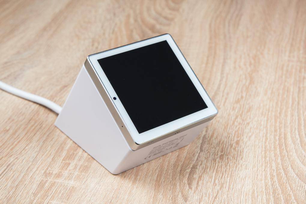 Shelly Wall Display Stand, Tischständer für 4" Display, USB-C/A Ladeanschluss, 150 cm Kabel, weiß