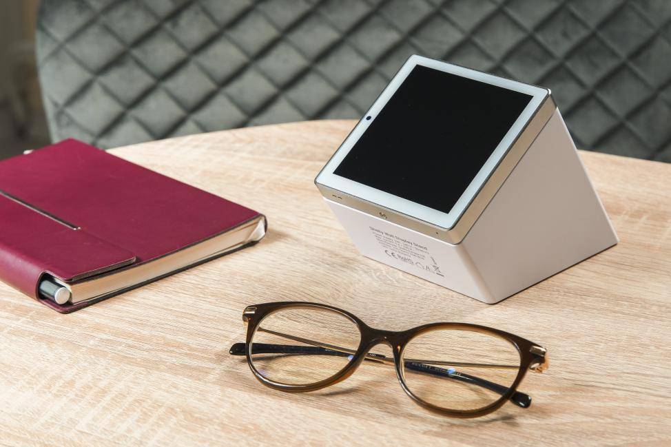 Shelly Wall Display Stand, Tischständer für 4" Display, USB-C/A Ladeanschluss, 150 cm Kabel, weiß