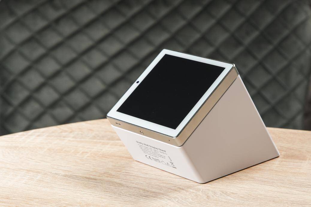 Shelly Wall Display Stand, Tischständer für 4" Display, USB-C/A Ladeanschluss, 150 cm Kabel, weiß