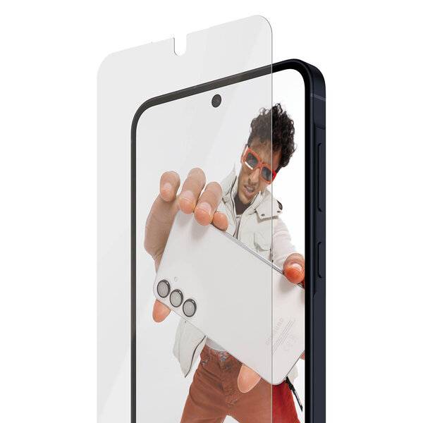 Displayschutzfolie für Telefon zeigt einen Mann mit Sonnenbrille, der ein weißes Smartphone hält, angezeigt als Werbung für Geräteschutz.