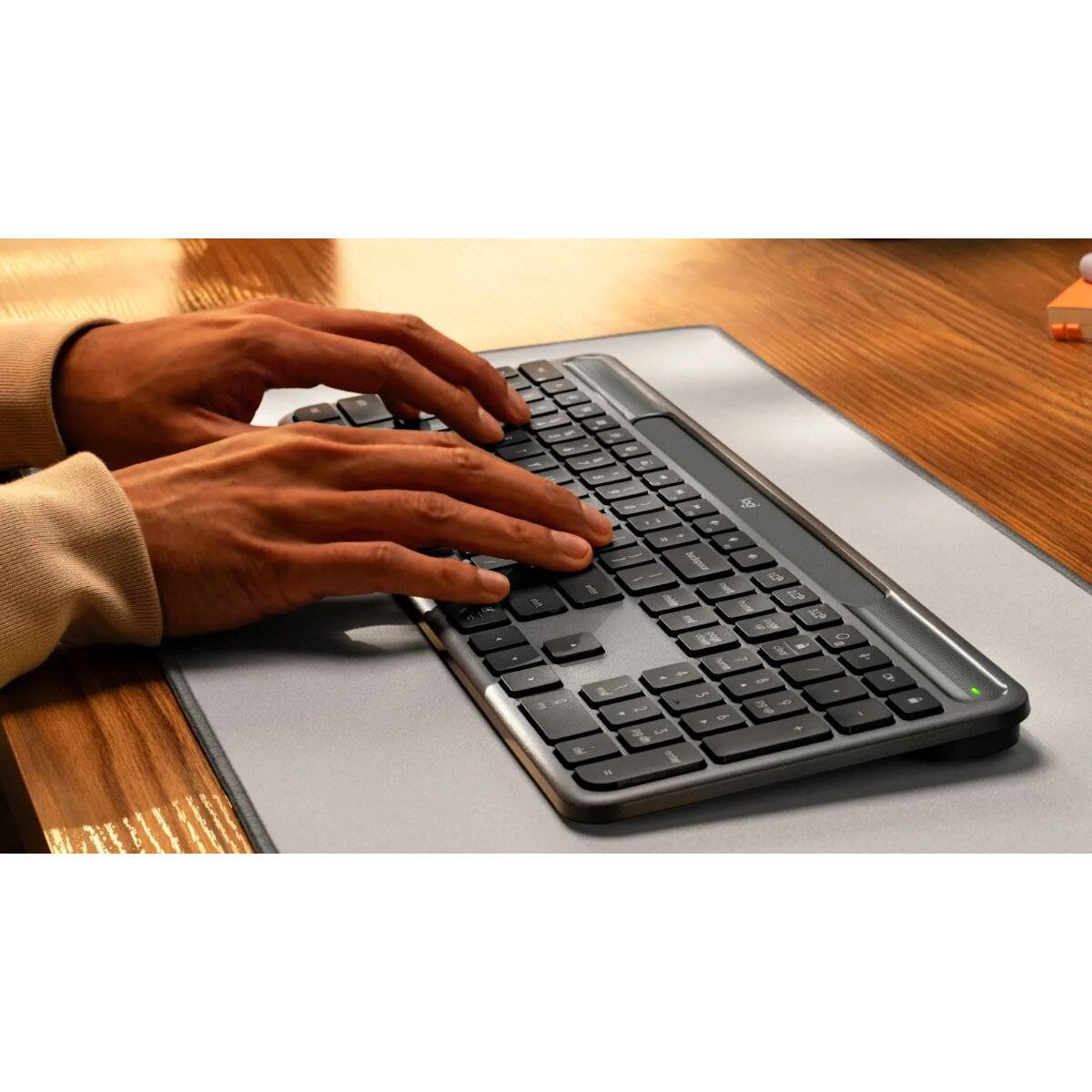 Logitech Signature Slim Solar+ K980 kabellose Tastatur Solar LightCharge Bluetooth Easy Switch Ziffernblock