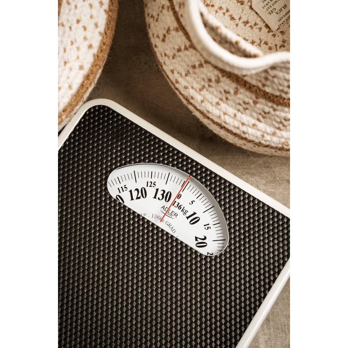 Adler AD 8179 Mechanische Waage mit Kalibrierknopf, bis 136 kg in Schwarz