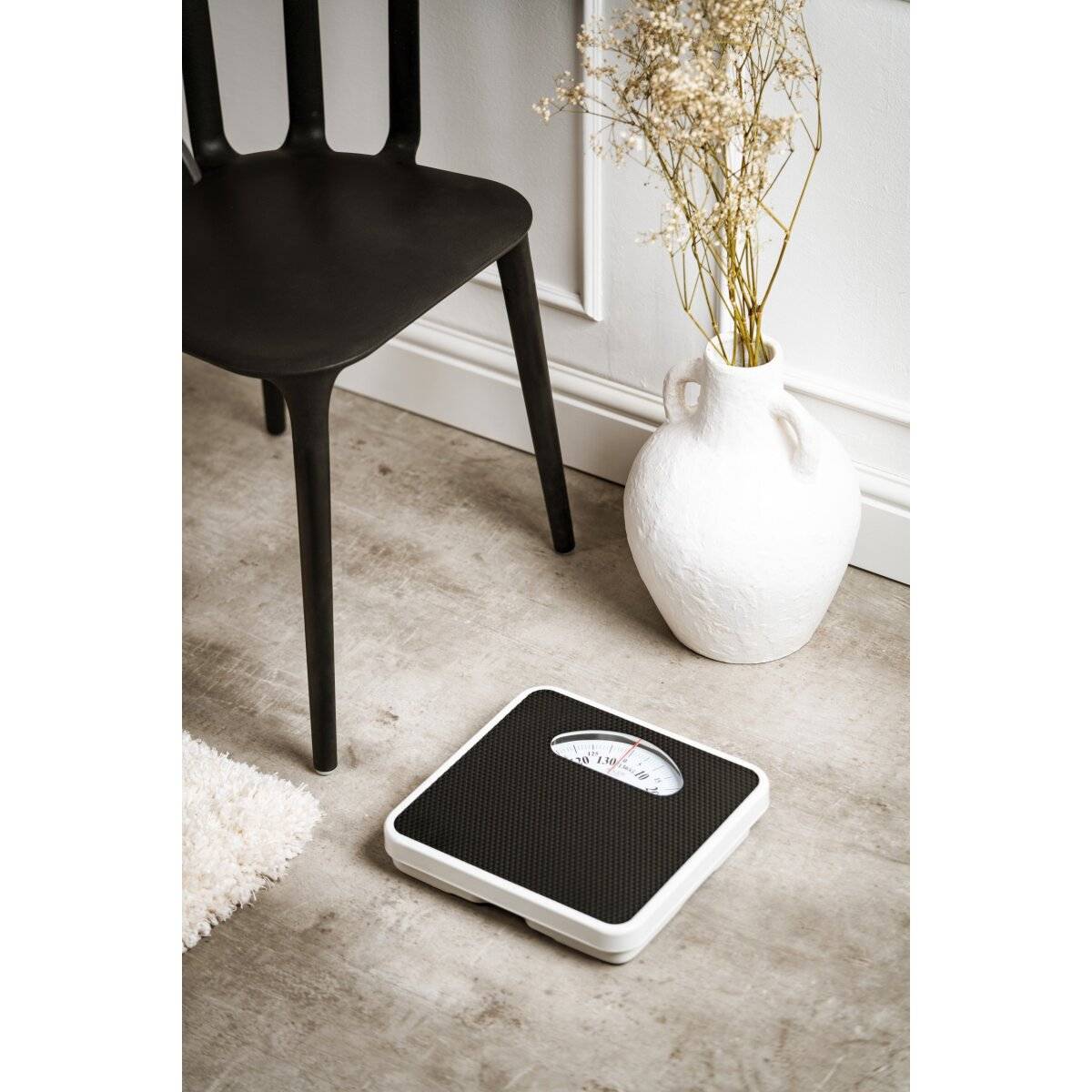 Adler AD 8179 Mechanische Waage mit Kalibrierknopf, bis 136 kg in Schwarz