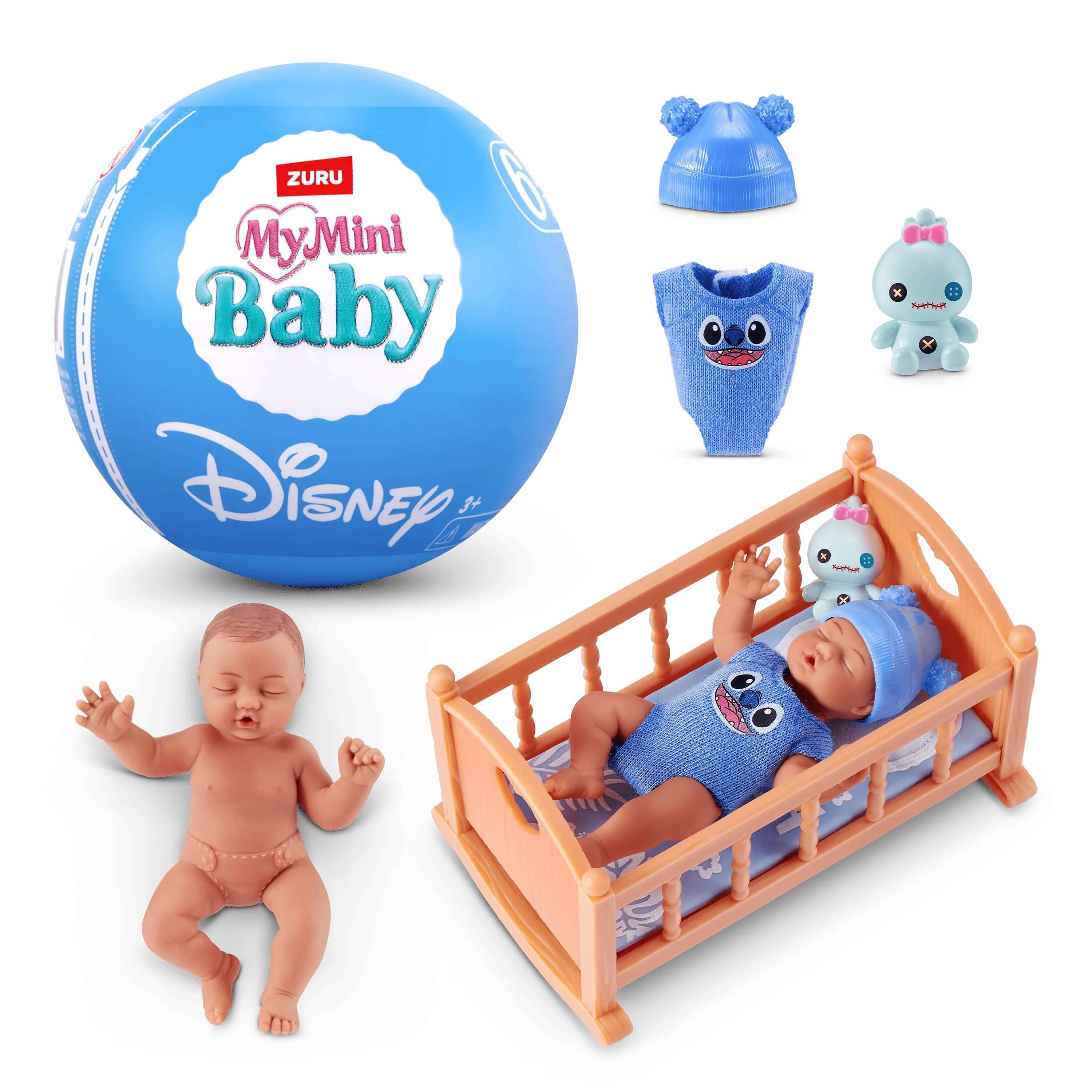 Ein Spielzeugset mit einer Mini-Babypuppe, einem Bettchen, Outfits und kleinen Figuren mit dem Thema von Disneys "Lilo & Stitch"".