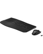 Eine schwarze kabellose Tastatur mit ergonomischer Handgelenkstütze, kombiniert mit einer schwarzen kabellosen Maus und USB-Empfänger, alles auf weißem Hintergrund.