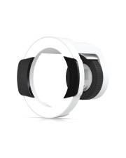 Abstrakte 3D-Grafik eines weißen kreisförmigen Rings mit schwarzen gekrümmten Seitenpaneelen und einem metallischen zylindrischen Zentrum auf weißem Hintergrund.