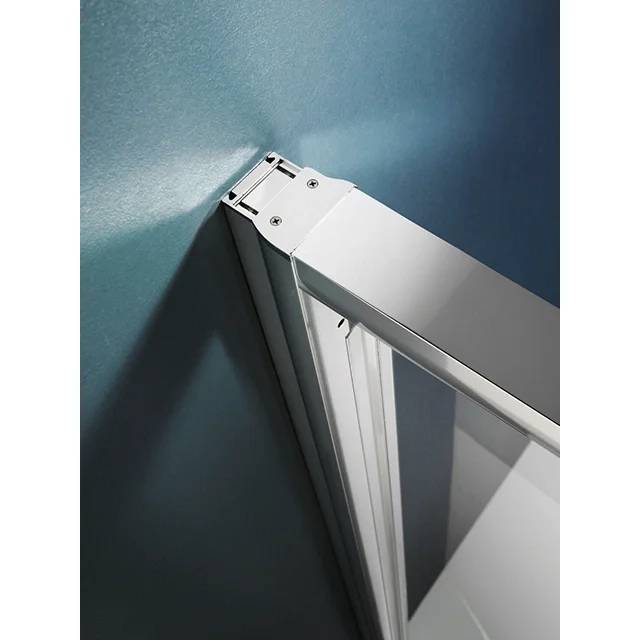 Nahaufnahme einer weißen Metallrahmen-Ecke einer Tür, die an einer blauen Wand angebracht ist und das obere Scharnier und Zierleisten-Details zeigt.