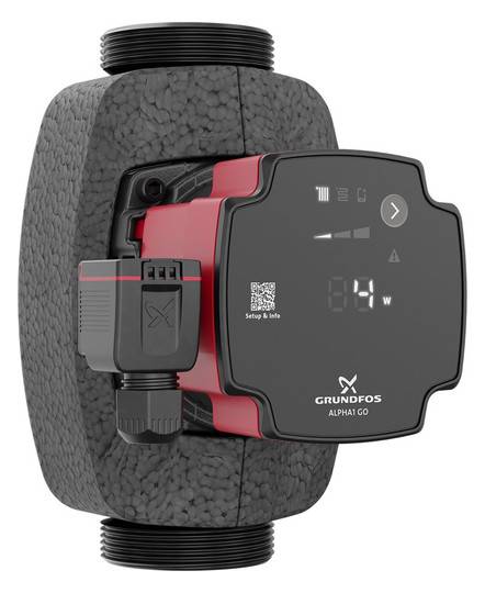 Grundfos ALPHA1 GO Umwälzpumpe mit digitaler Anzeige und Bedienfeld, gezeigt als Inline-Montage mit Gewinde-Rohrverbindungen.
