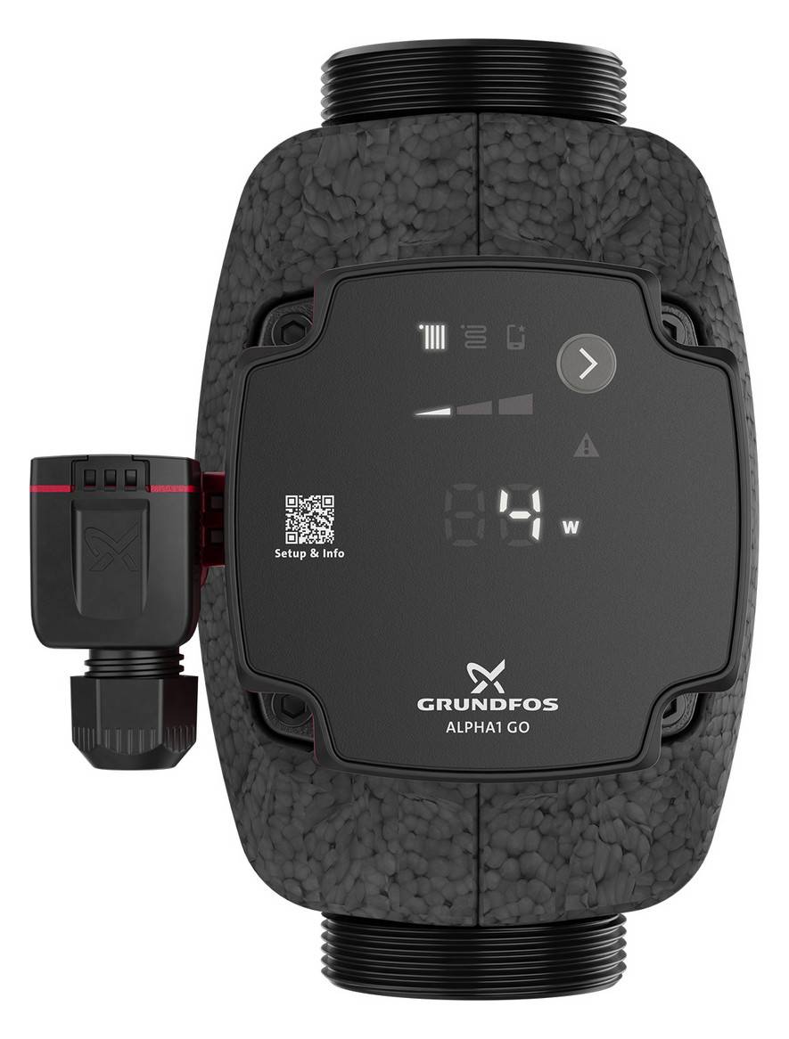 Frontansicht einer Grundfos ALPHA1 GO Umwälzpumpe mit digitaler Anzeige, QR-Code und Seitenverbinder auf weißem Hintergrund.