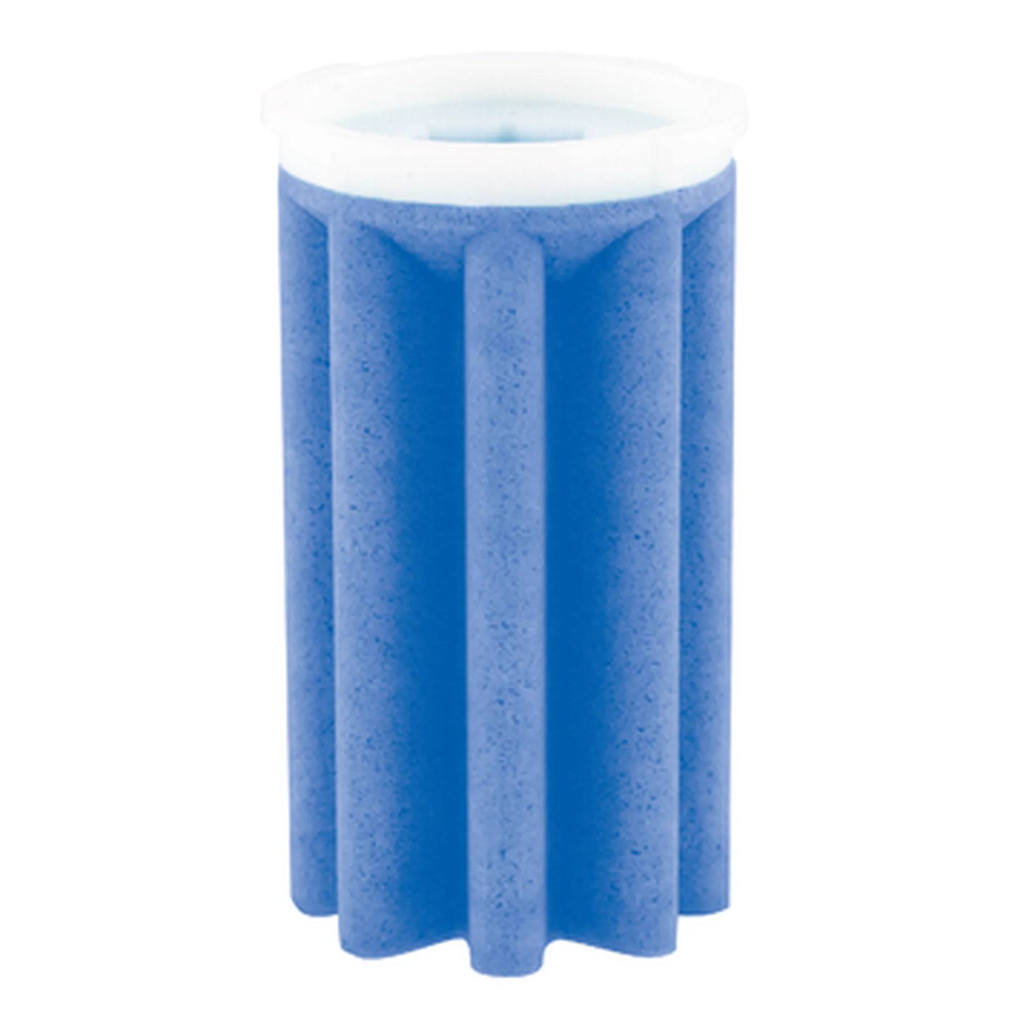 Blauer gefalteter zylindrischer Filterkartusche mit weißen Ober- und Unterkappen auf einfachem Hintergrund.