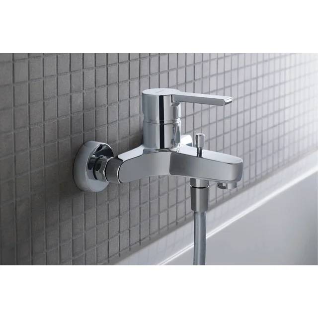 Chrom-Wandarmatur für die Badewanne mit Einhebelgriff an einer graufliesigen Badezimmerwand.