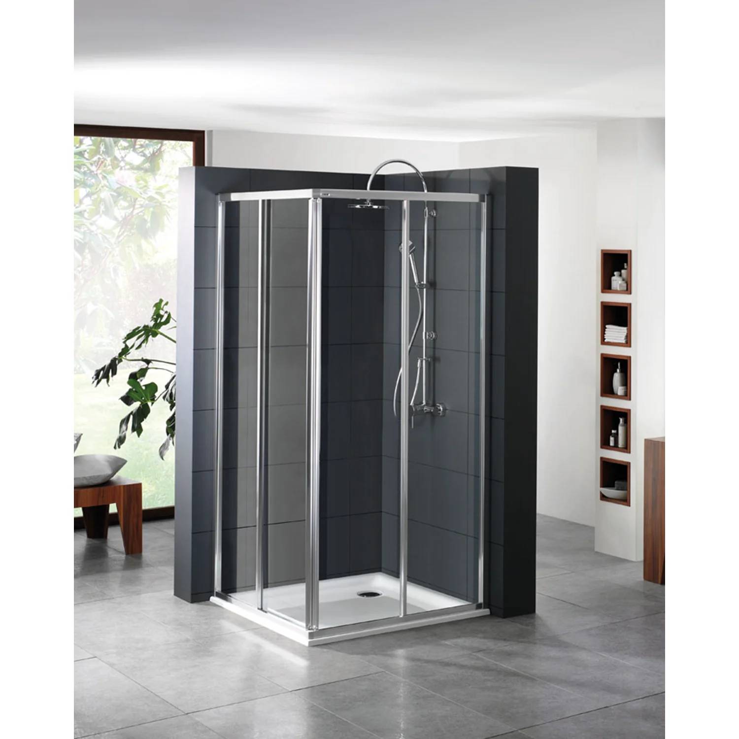 Modernes Glastür-Duschabtrennsystem mit Chromrahmen und dunklen Wandpaneelen in einem hellen Badezimmer.