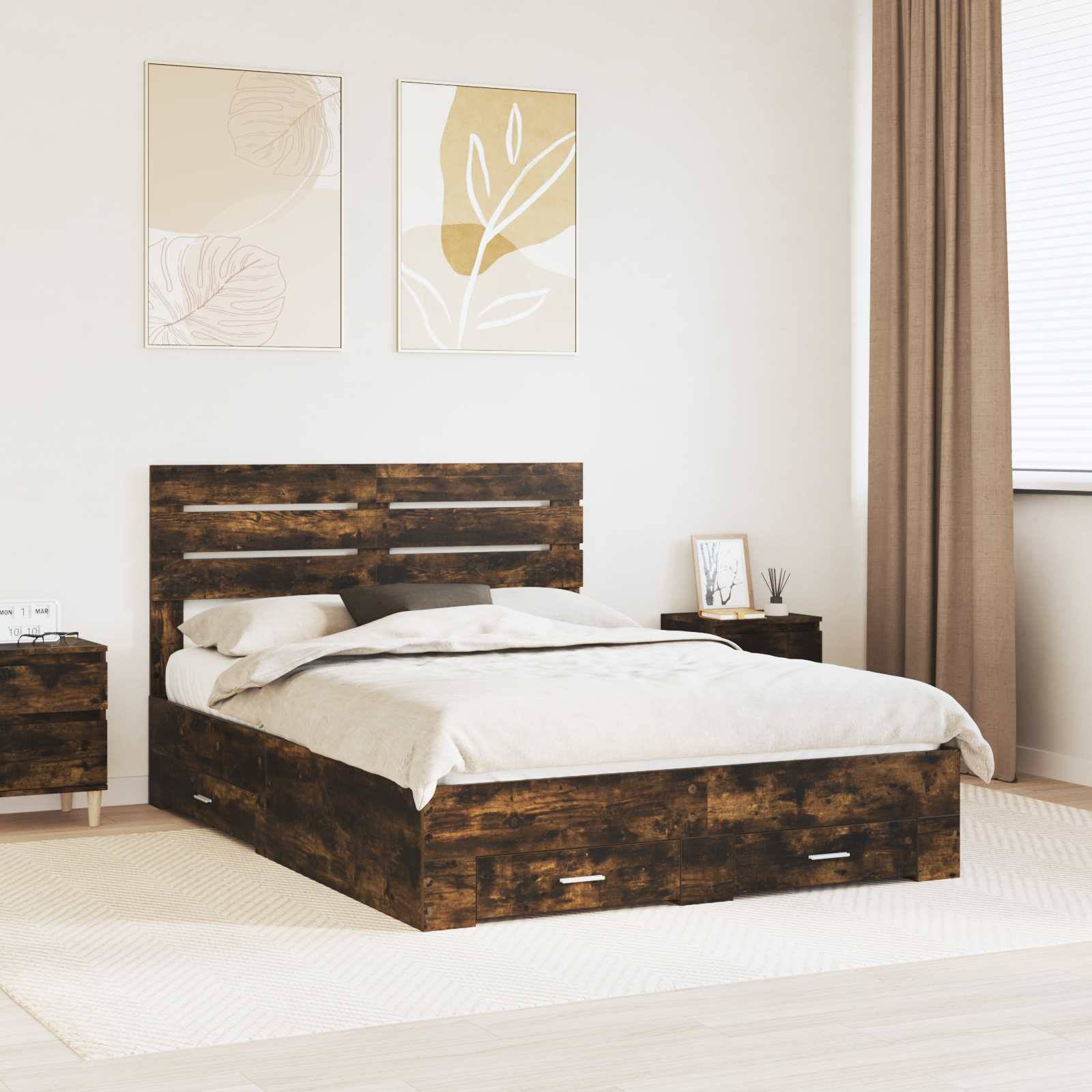 Ein modernes Schlafzimmer mit einem Holzbett, beigefarbener Bettwäsche, zwei passenden Nachttischen, abstrakter Kunst an der Wand und einem Fenster mit braunen Vorhängen.