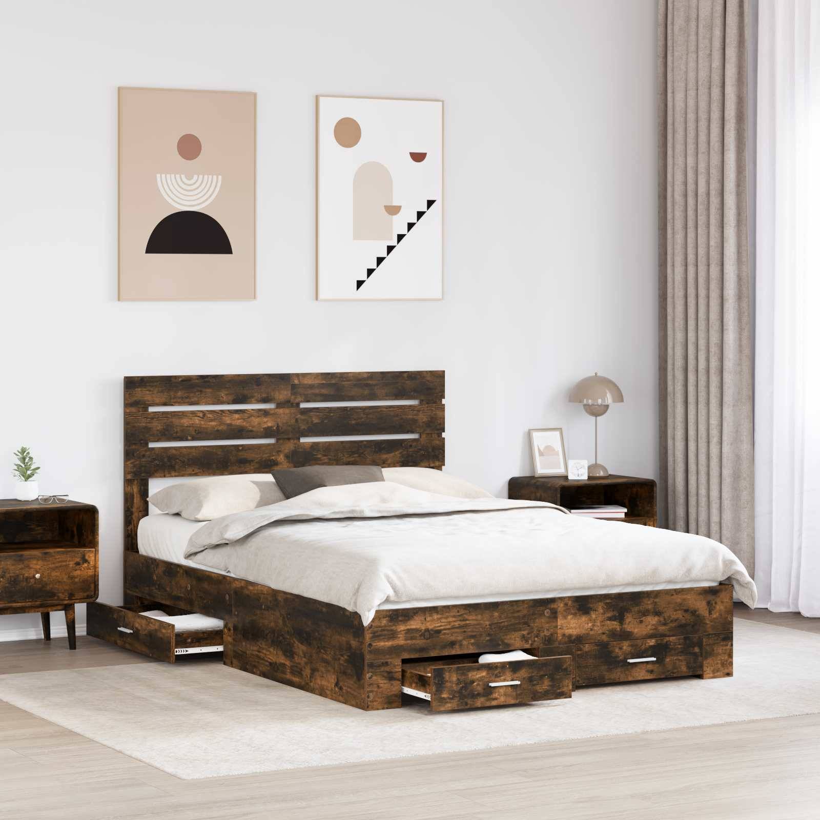 Ein Schlafzimmer verfügt über ein rustikales Holzbett mit Schubladen zur Aufbewahrung, zwei Nachttische, moderne Kunst an der Wand und einen grauen Vorhang.