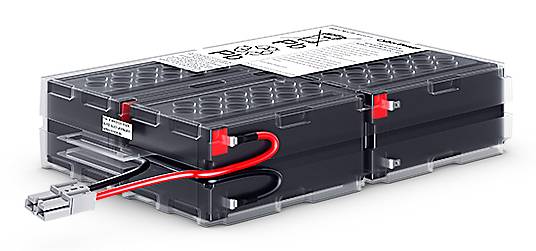 Schwarzes rechteckiges Batteriepack mit roten und schwarzen Kabeln und Steckverbindern, dargestellt in einer technischen Produktdarstellung auf weißem Hintergrund.