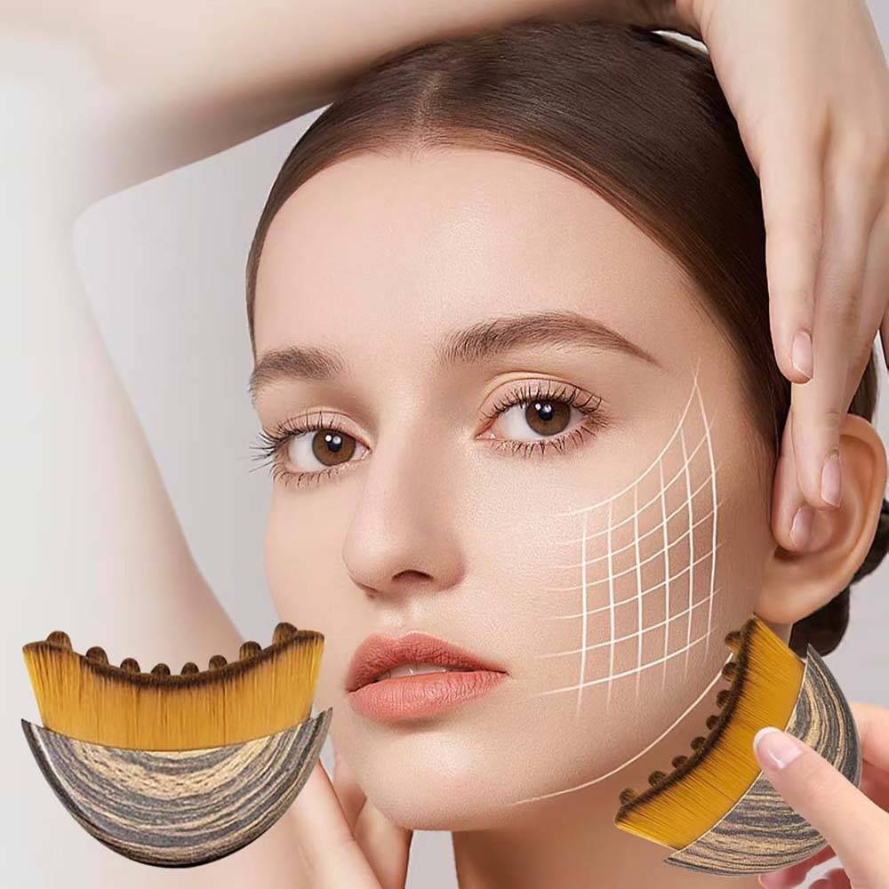 Eine junge Frau mit sauberer, minimalistischer Make-up-Anwendung schaut nach vorne. Ein Diagramm zeigt die Contouring-Technik auf ihrer Wange mit Make-up-Pinseln darunter.