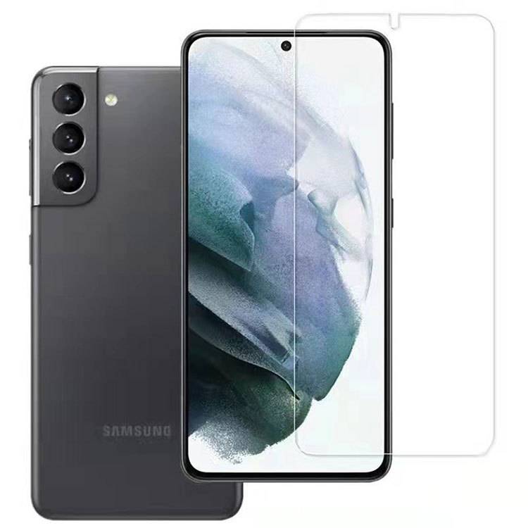 Ein Smartphone mit einer Schutzfolie daneben, das ein schlankes Design mit drei rückwärtigen Kameras und einer minimalistischen Benutzeroberfläche zeigt.