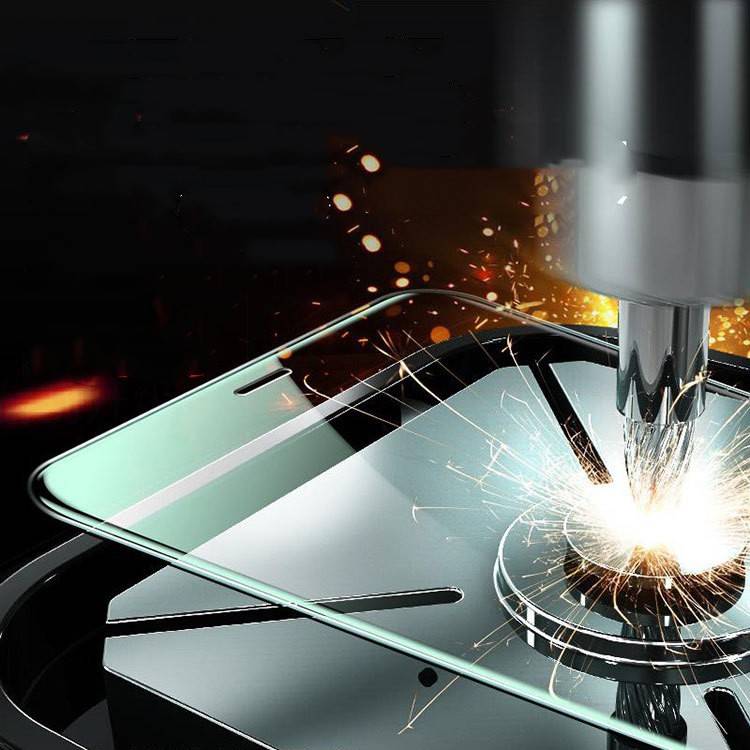 Ein Nahaufnahmebild einer CNC-Maschine, die ein Metallpaneel schneidet, mit Funken, die umherspritzen, das Präzisionsingenieurwesen und Fertigung zeigt.