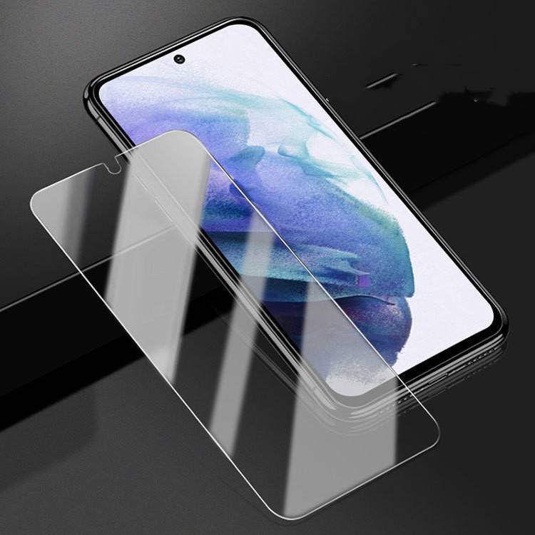 Ein schlankes Smartphone mit farbenfrohem Display ist mit einer transparenten Displayschutzfolie überlagert, die den Handyschutz hervorhebt.