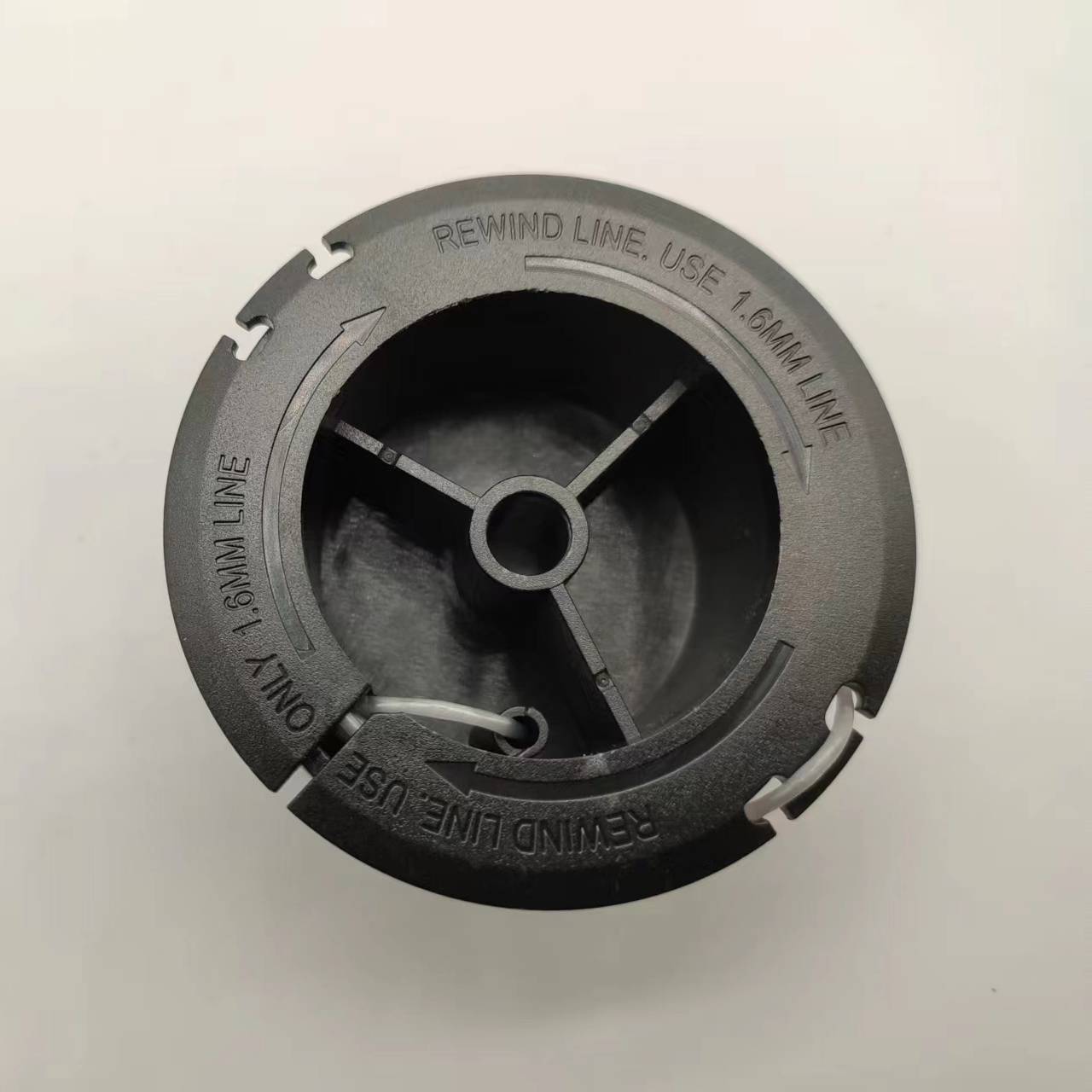 Ersatz-Spulenkappe mit Trimmerfaden für Bosch Universal GrassCut 18-26 Black