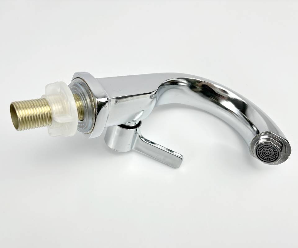 Einzelner Kaltwasserhahn: Quadratischer, mondförmiger Auslauf mit eingebautem Kupferventilkern