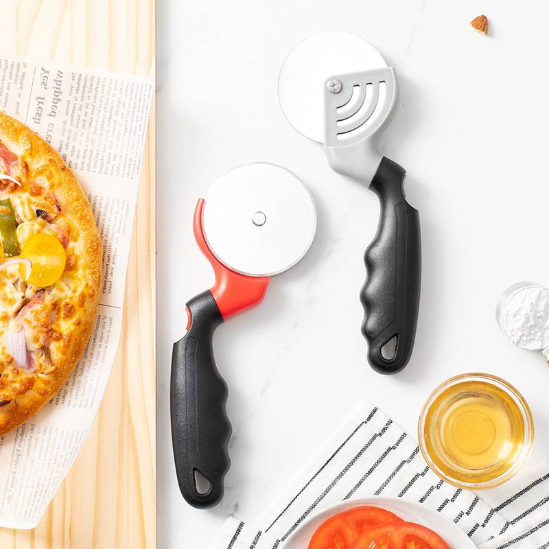 Pizzaschneider aus Edelstahl mit ergonomischem Griff