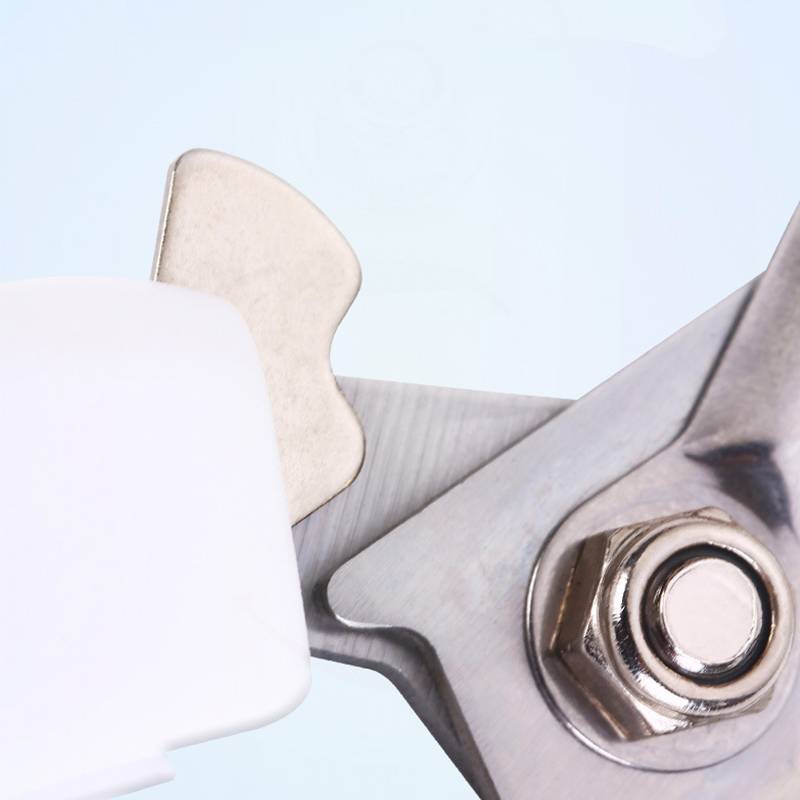 Blaue Katzenkrallenschere mit Sicherheitsbügel M