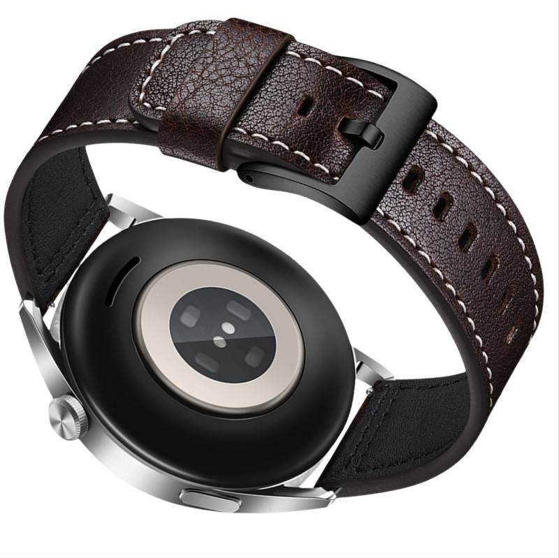 Eine Smartwatch mit rundem Gehäuse und braunem Lederarmband, das einen Sensor auf der Rückseite zeigt, wird für Fitness-Tracking und Benachrichtigungen verwendet.
