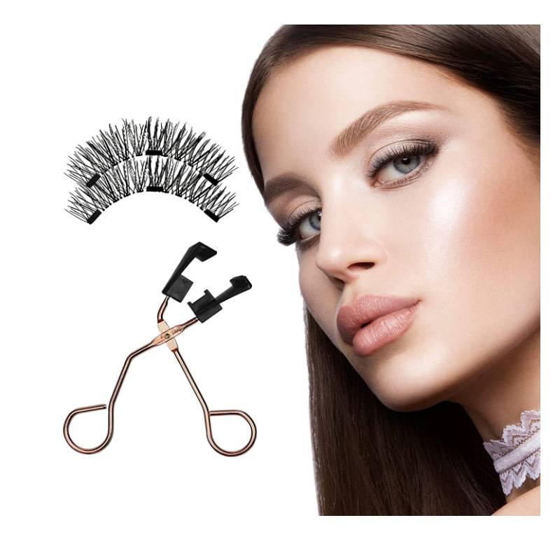 Eine Frau mit langen Haaren und Make-up neben einer Wimpernzange und falschen Wimpern, was eine Betonung von Augenschönheitsprodukten suggeriert.