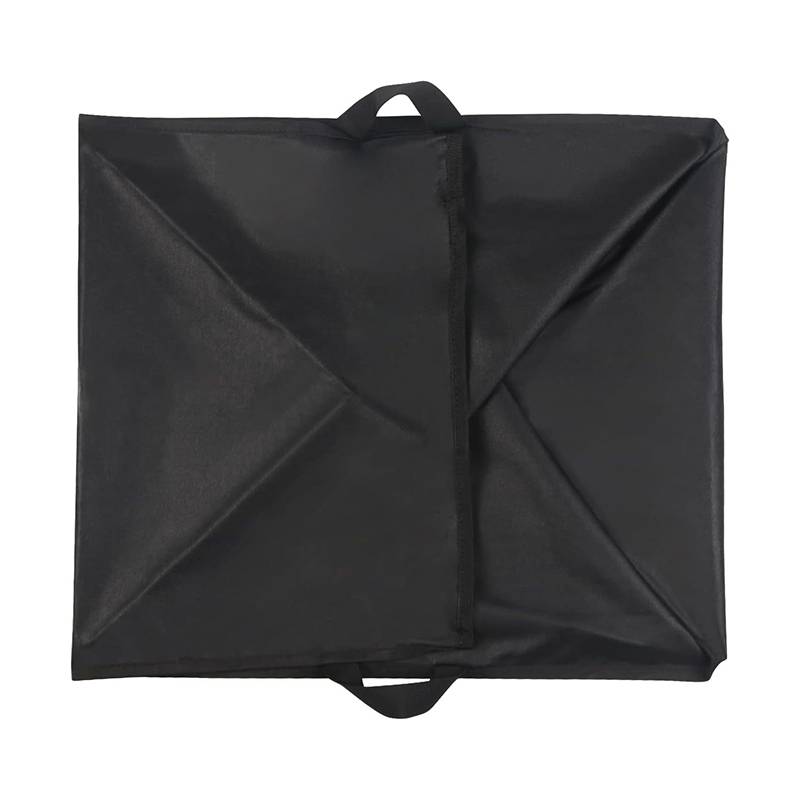 Eine schwarze, quadratisch geformte faltbare Tasche mit Griffen, die geschlossen zu sein scheint und flach liegt.