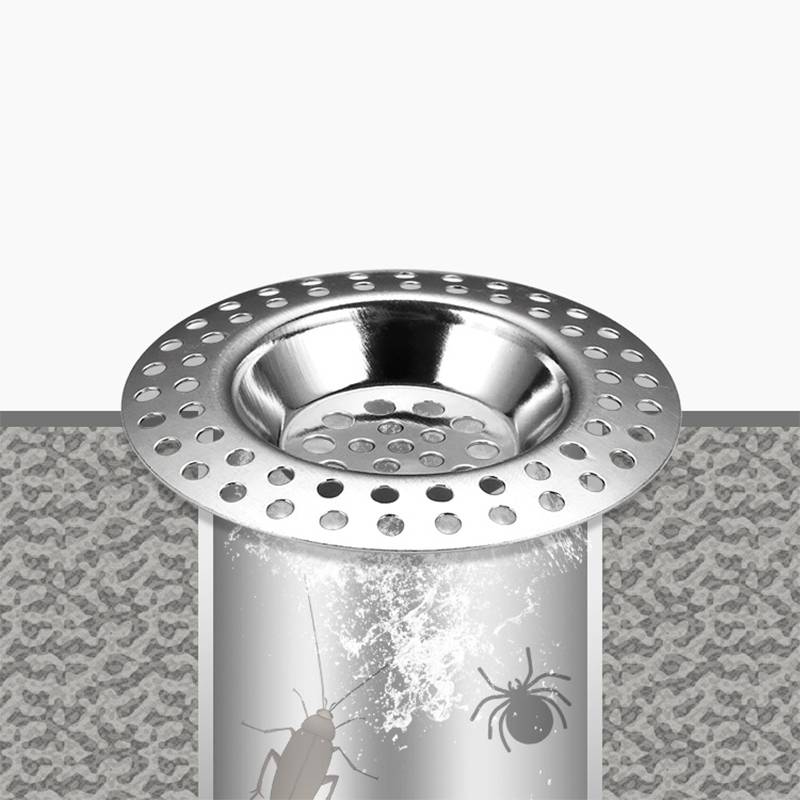 Ein Abdeckgitter mit Löchern ist über einem Rohr angebracht. Im Inneren des Rohrs sind Illustrationen einer Schabe und einer Spinne sichtbar.