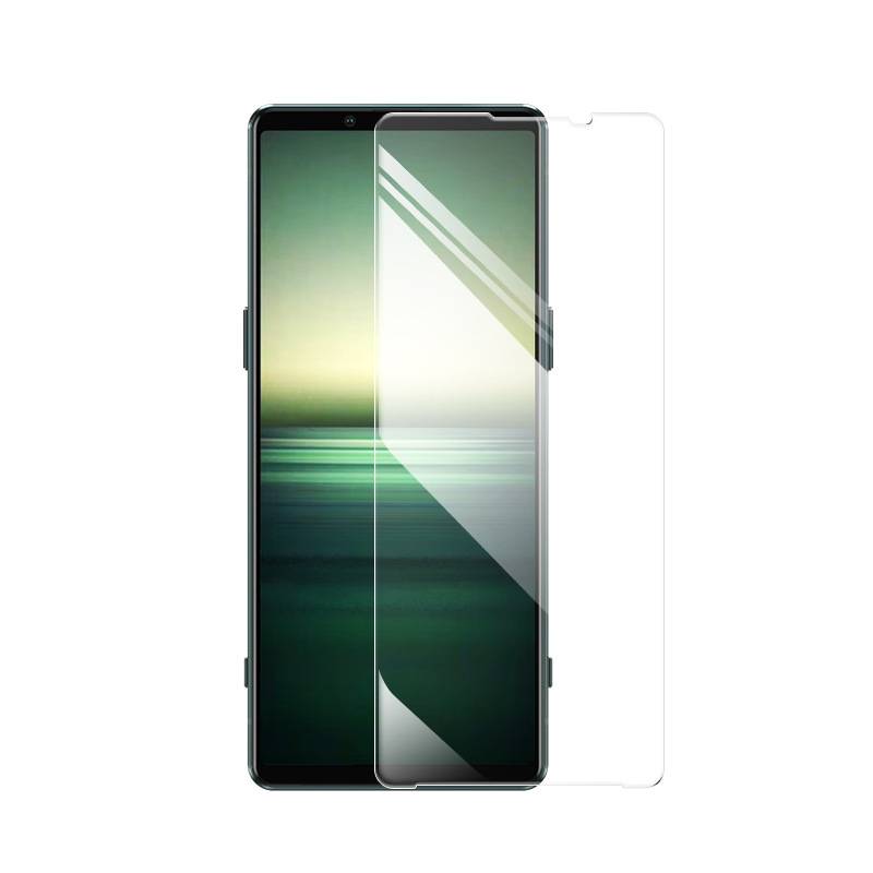 Ein Smartphone mit einem reflektierenden Bildschirm und einer transparenten Displayschutzfolie, die ihn teilweise bedeckt, zeigt einen grünen und schwarzen Farbverlauf.