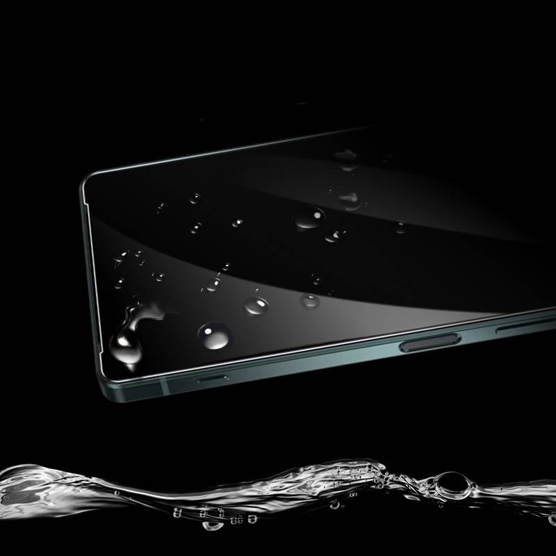Ein elegantes Smartphone, das teilweise von Wassertropfen umgeben ist und seine wasserfeste Eigenschaft hervorhebt.