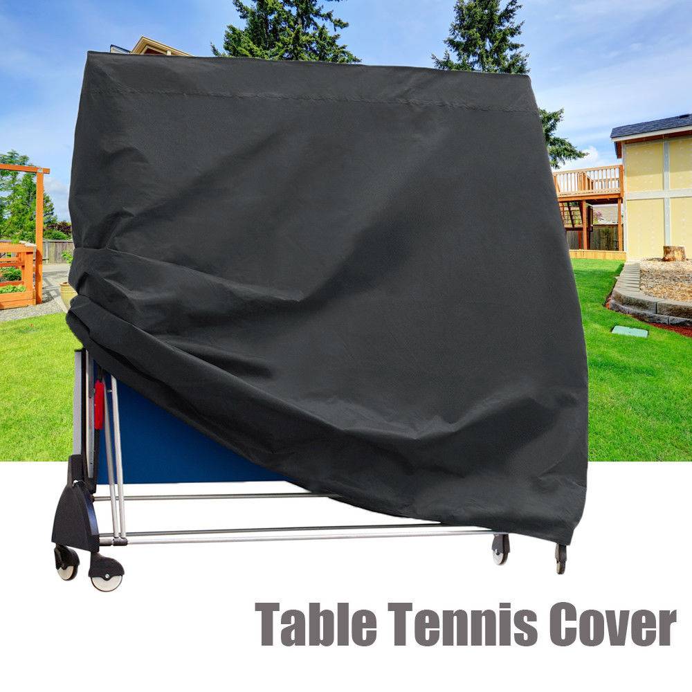 Ein Tischtennistisch im Freien ist mit einer schwarzen Schutzabdeckung bedeckt. Die Worte „Table Tennis Cover