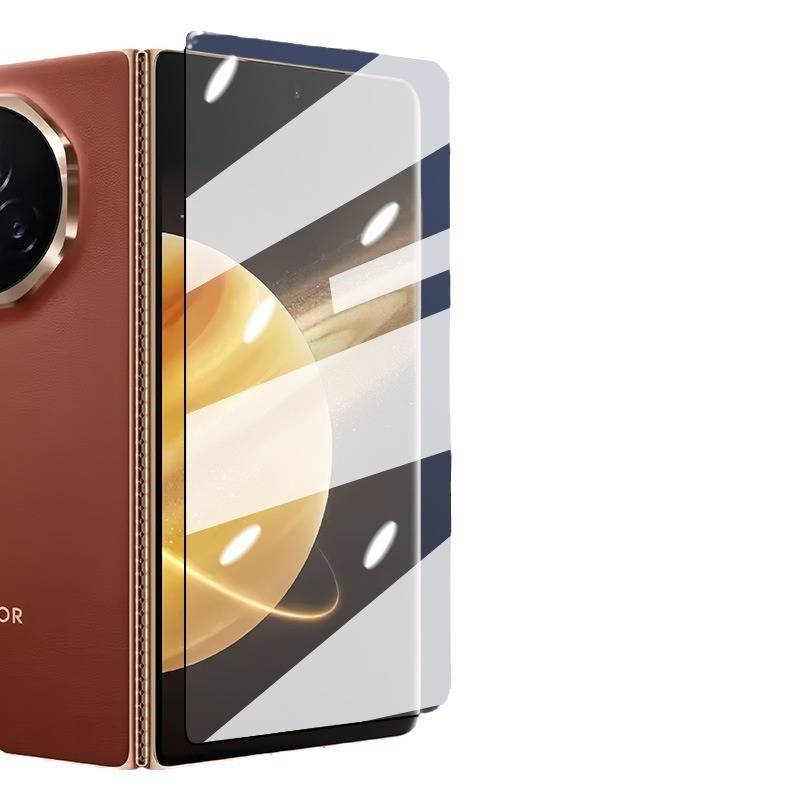 Ein elegantes Smartphone mit einer braunen lederähnlichen Oberfläche, das über ein großes kreisförmiges Kameramodul und ein faltbares Display mit abstrakter Kunst verfügt.