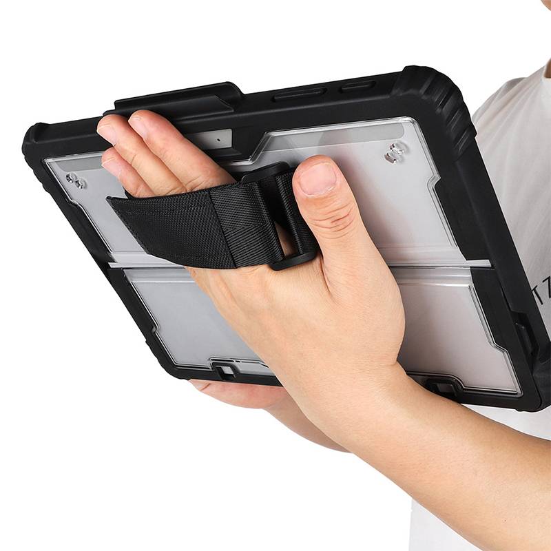 Eine Person hält ein Tablet mit einer Schutzhülle, die mit einem Handgriff ausgestattet ist, und demonstriert damit die einfache Handhabung und Stabilität für tragbare Nutzung.