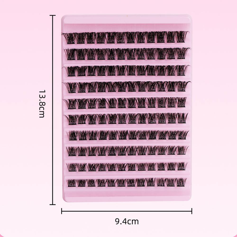 Packung mit künstlichen Wimpern auf einem rosa Tablett, mit Abmessungen von 13,8 cm x 9,4 cm, ordentlich in Reihen angeordnet.
