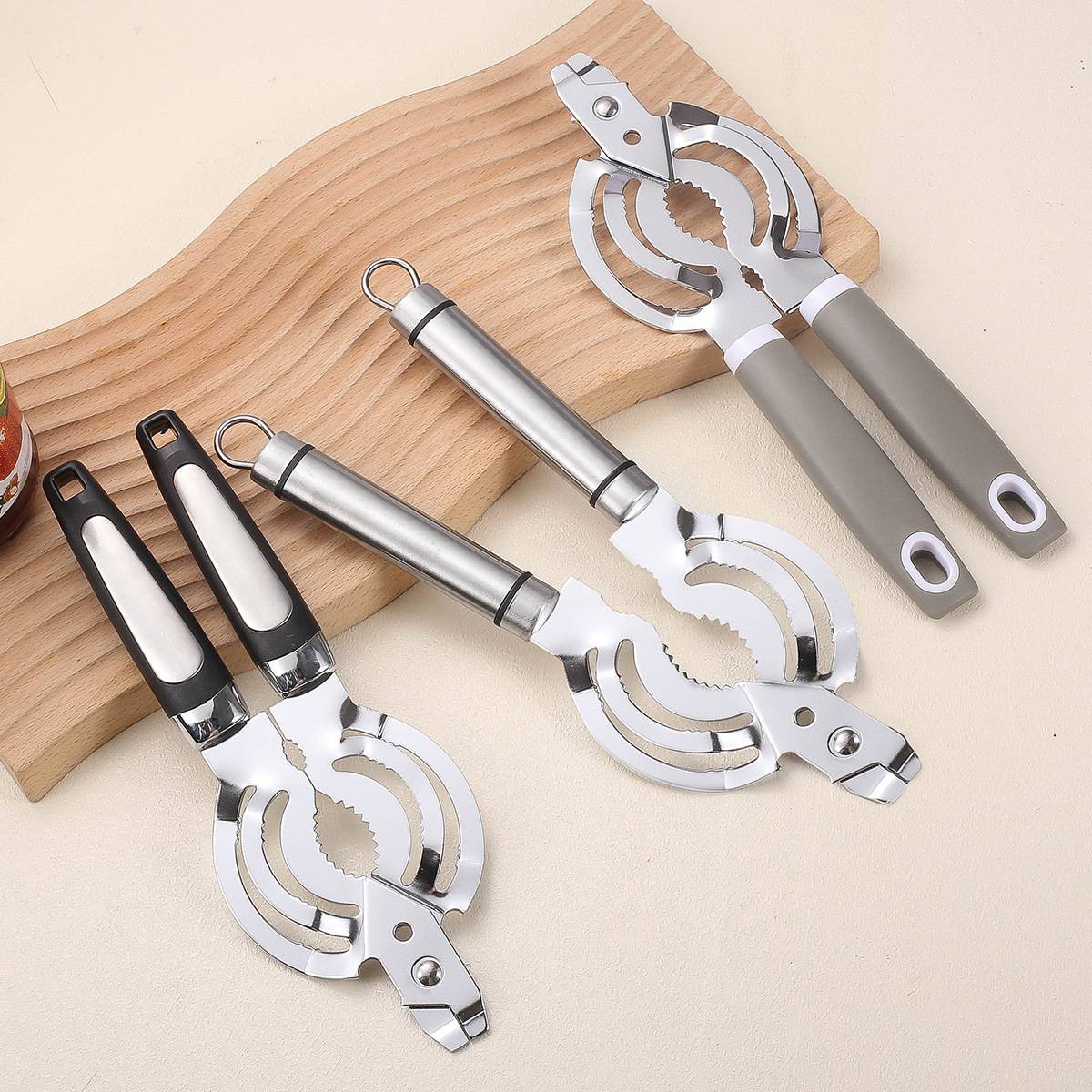 Dosenöffner aus Edelstahl mit schwarzem Griff