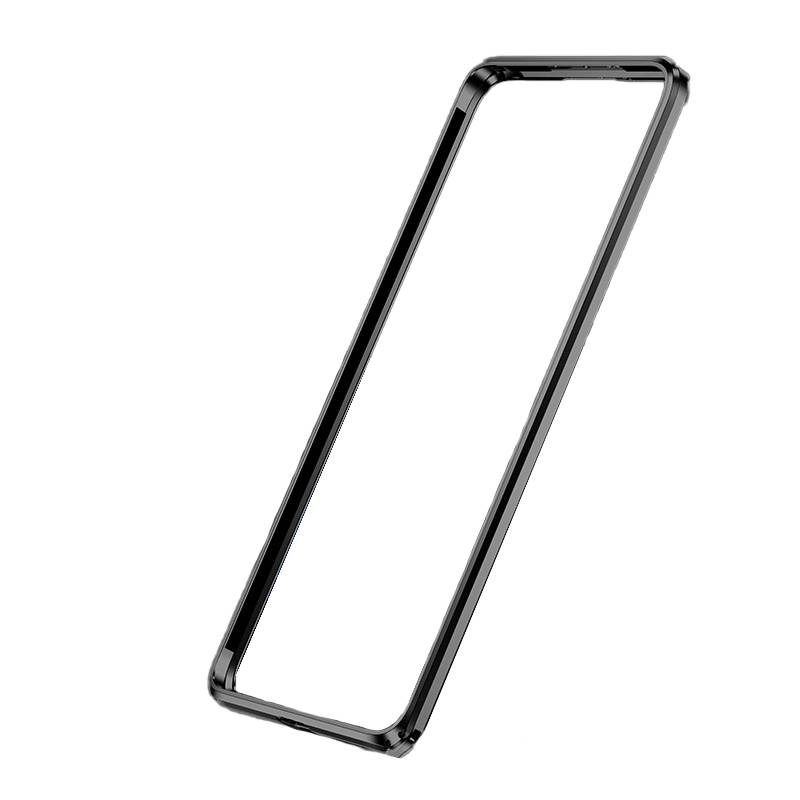 Ein elegantes, schwarzes Smartphone-Bumper-Case mit abgerundeten Kanten, angewinkelt, um sein schlankes Profil vor weißem Hintergrund zu zeigen.