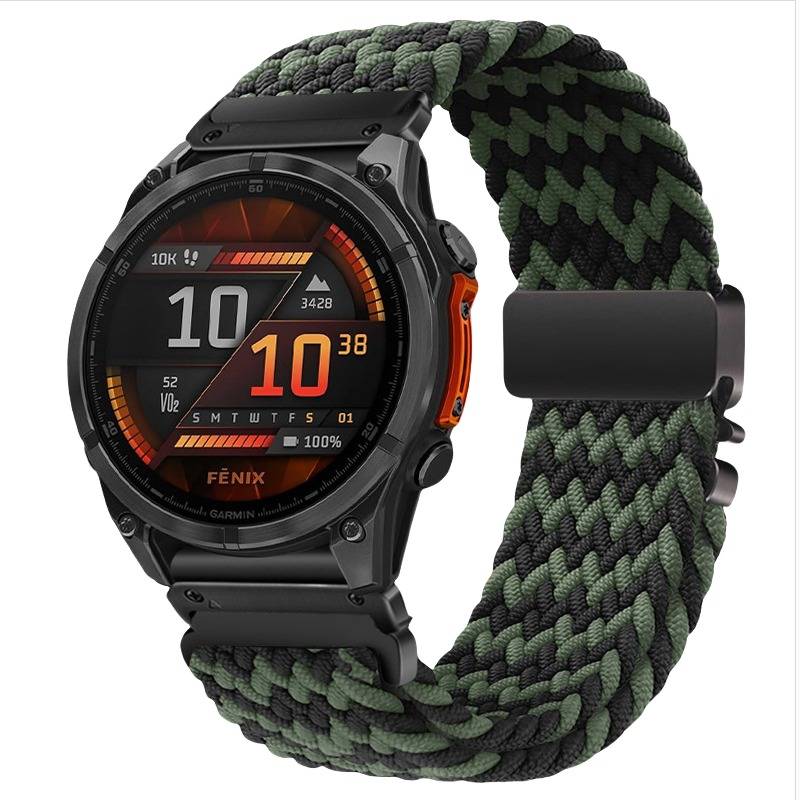 Smartwatch mit robustem Design, schwarz-grünes Webband, zeigt Zeit '10:38', Datum 'SMTWTFS', Akku bei 100%.