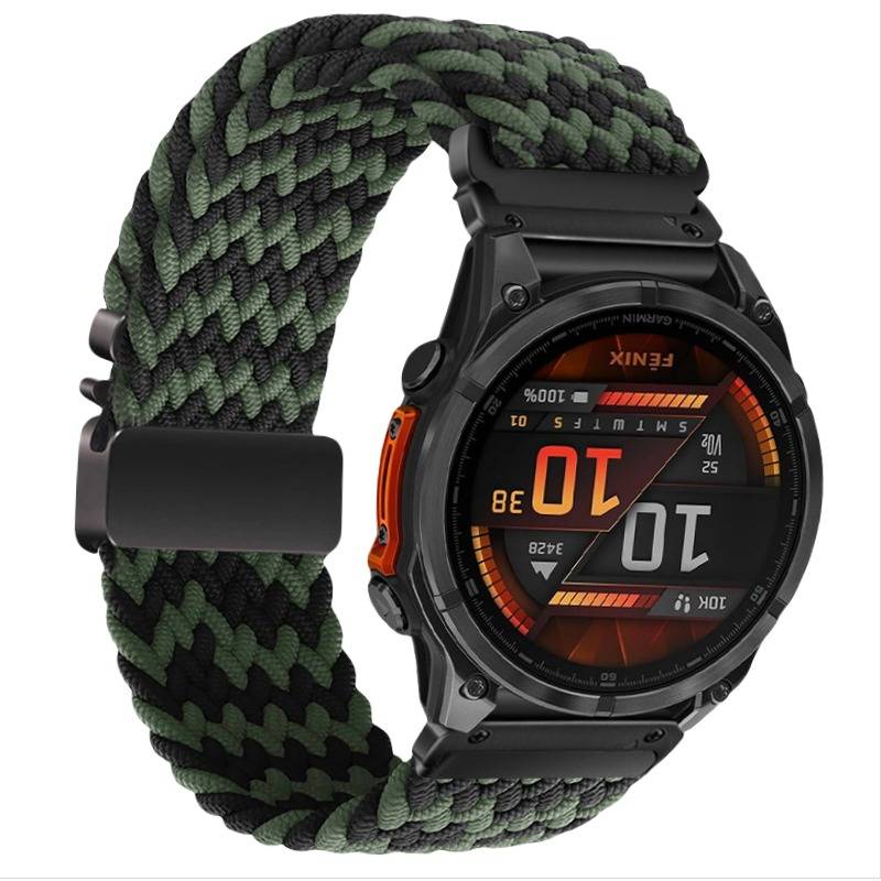 Smartwatch mit Tarnmuster-Flechtarmband und digitalem Display, das 10:10 in fetten Ziffern anzeigt, mit zusätzlichen Symbolen und Metriken.