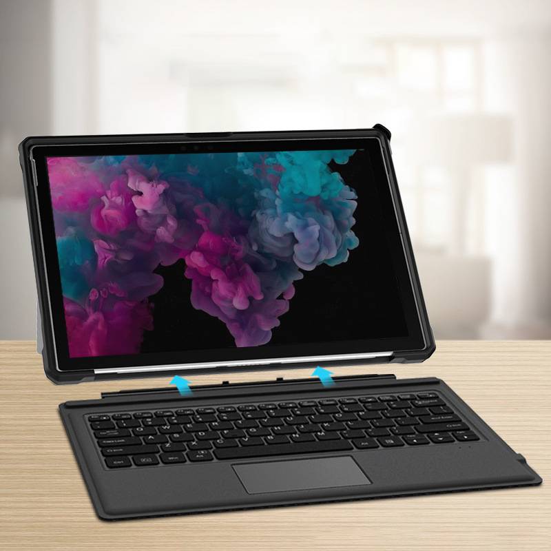 Ein Tablet mit abnehmbarer Tastatur liegt auf einem Holzschreibtisch. Der Tablet-Bildschirm zeigt farbenfrohe abstrakte Wolken.