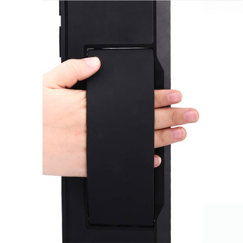 Eine Hand, die ein schwarzes vertikales Gerät mit einem breiten Band ergreift. Der Fokus liegt auf dem festen Griff, der Stabilität oder Unterstützung suggeriert.